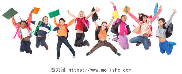 一群穿着衣服的学童跳起来微笑的小孩